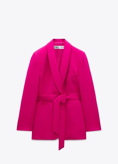 Imagen - Americana rosa con cinturón de Zara (65,95 euros)