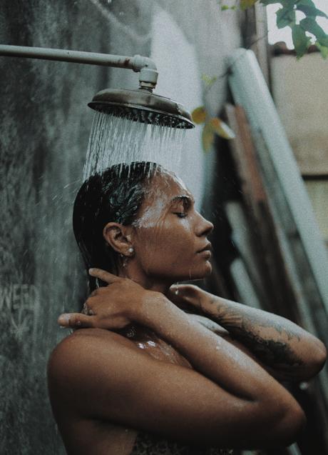 Imagen - Mujer dándose una ducha/PEXELS