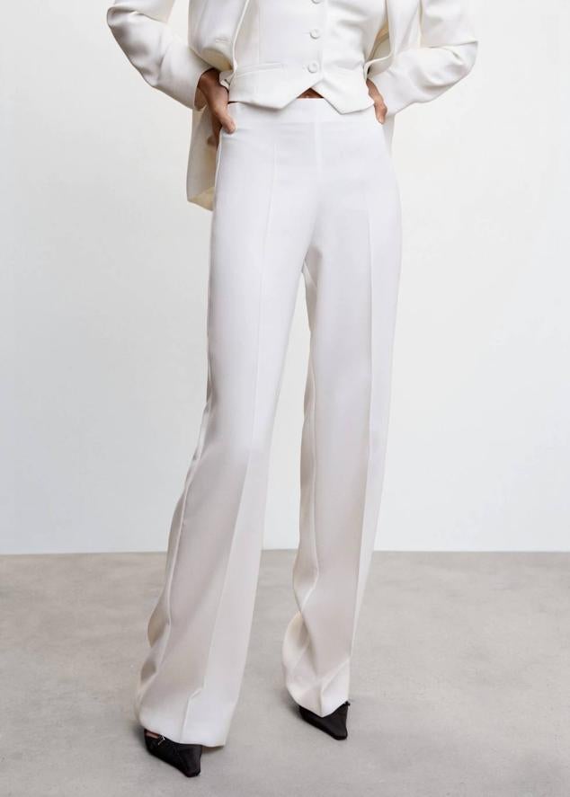 Pantalón palazzo con perneras anchas, raya marcada y tiro alto, color blanco, de Mango. Puedes comprarlo a 39,99 euros.