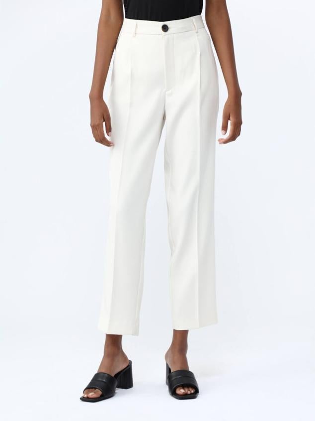 Pantalón con perneras rectas, largo tobillero, tiro alto y bolsillos, color blanco, de Lefties. Cuesta 15,99 euros.