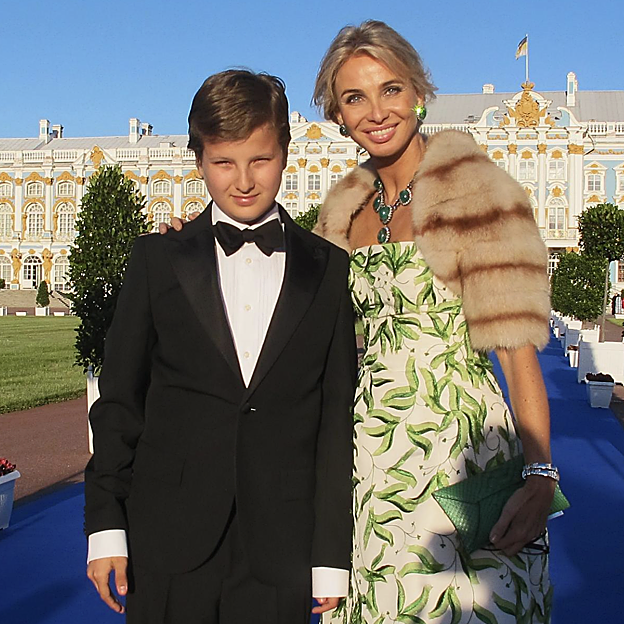 Corinna Larsen fue candidata a convertirse en la segunda esposa de Juan Carlos I, pues el monarca comunicó a su familia su intención de separarse de la reina Sofía. En la foto la vemos con su hijo, al que el emérito trataba como si fuera suyo. 