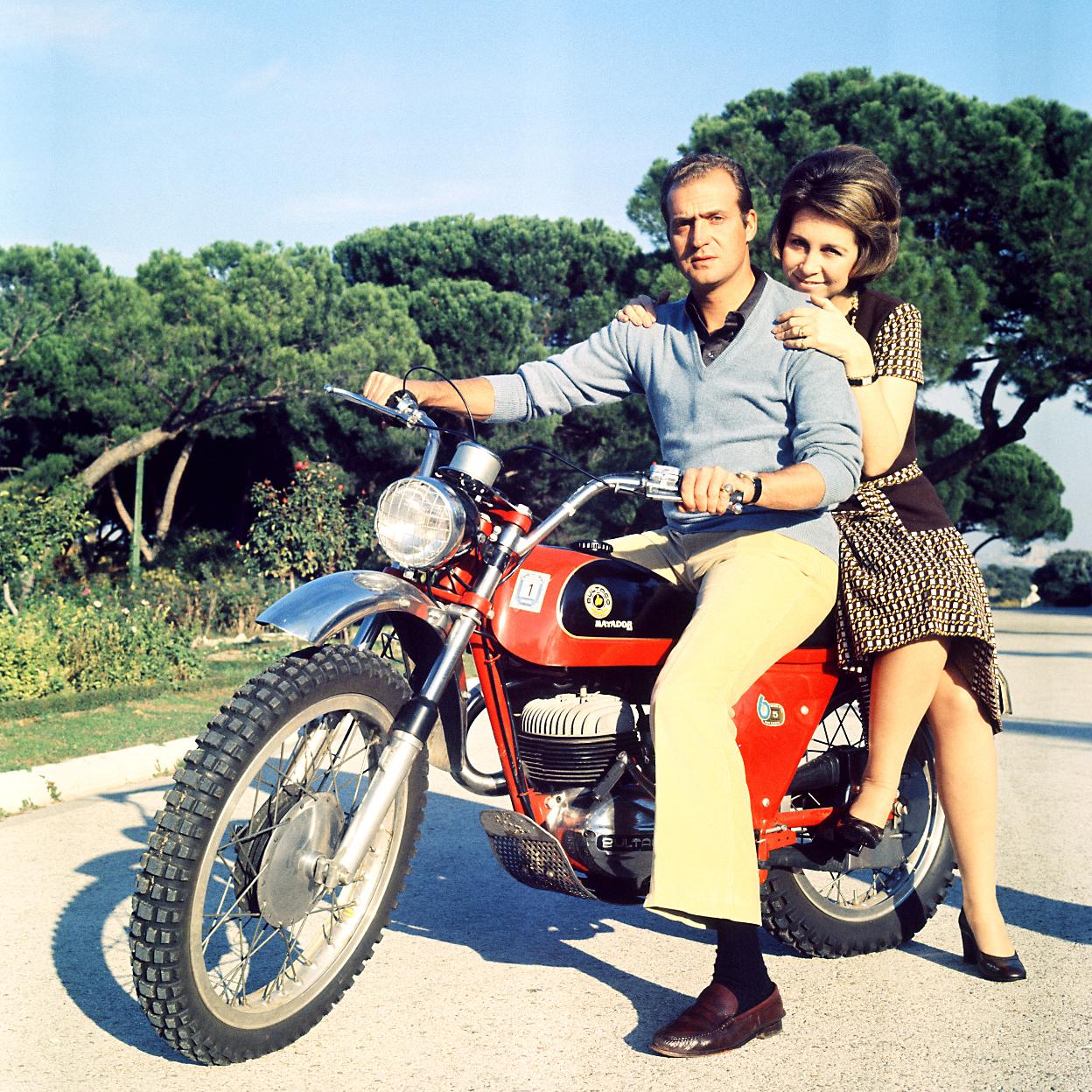 La reina Sofía vivió más o menos feliz durante la primera década de su matrimonio, hasta que en 1976 descubrió que el rey Juan Carlos le era infiel. 