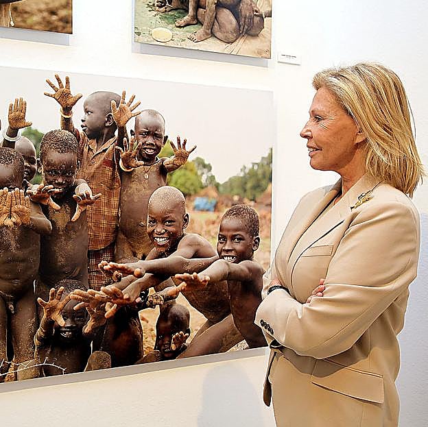 Ana Gamazo-Hohenlohe en una exposición fotográfica. 