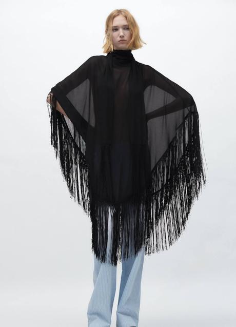 Imagen - Capa con flecos en negro de Zara