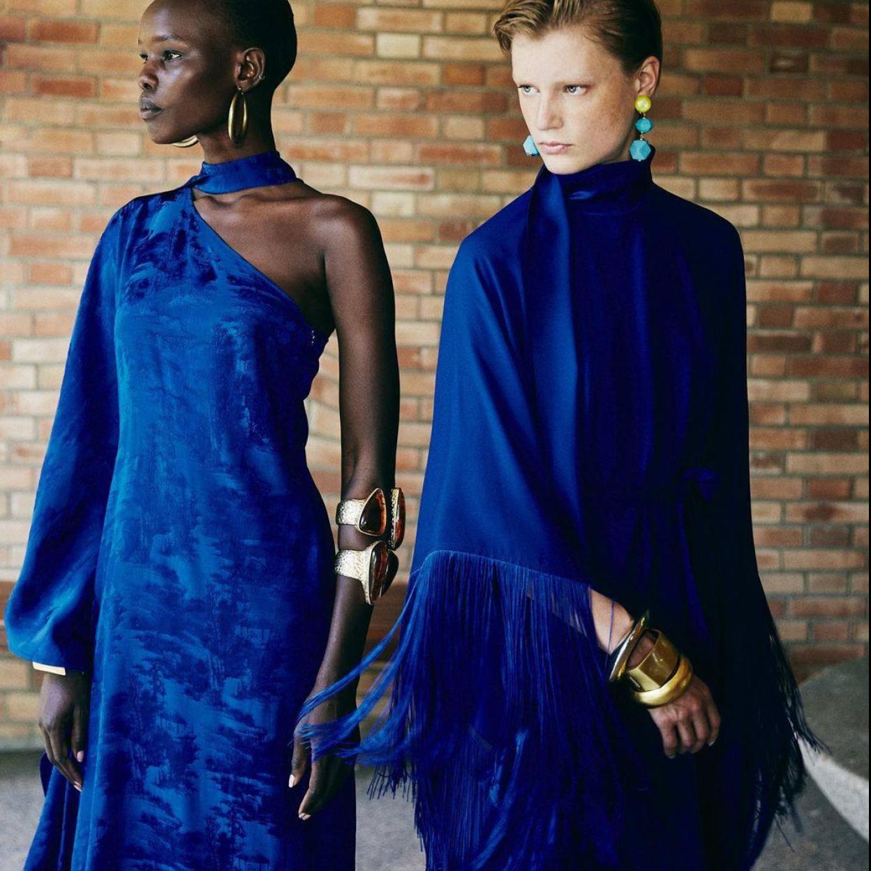 Modelos con capa de flecos de la firma Taller Marmo