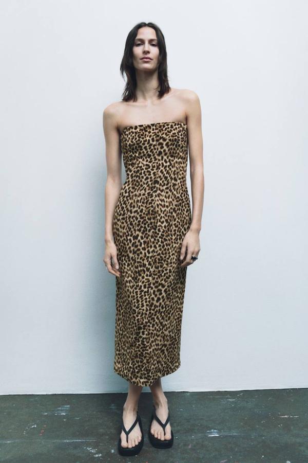 Vestido midi de tubo con escote palabra de honor, diseño entallado y abertura en la espalda, en animal print de leopardo, de Zara. Hazte con él por 49,95 euros.