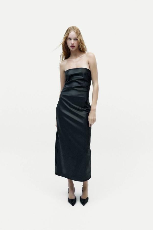 Vestido midi de tubo en tejido efecto piel con escote palabra de honor y abertura trasera, color negro, de Zara. Está disponible a 35,95 euros.