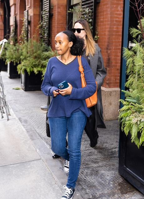 Imagen - Zahara Jolie-Pitt con bolso naranja. Foto: Gtres.