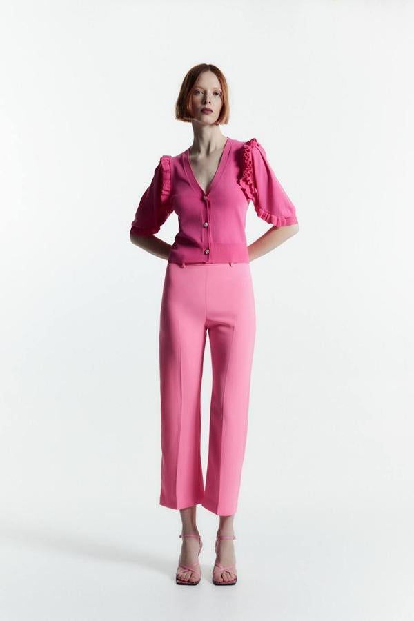 Conjunto compuesto por chaqueta de punto fino con volantes y pantalón de traje recto, color rosa. Su precio es de 25,99 euros y 29,99 euros.