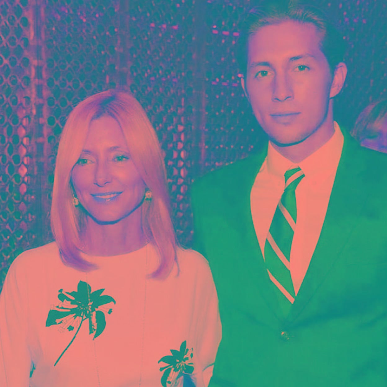 Marie Chantal Miller posa con su hijo mayor, el príncipe Constantine Alexios, ahora enamorado de la modelo de la alta sociedad británica, Poppy Delevingne. 