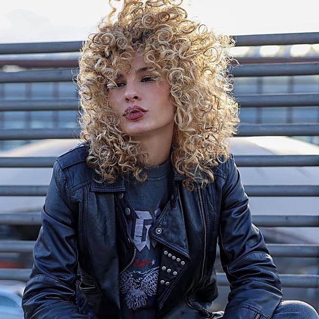 Las chicas de pelo rizado van a amar estas mechas 3D, lo coloración que da volumen y luminosidad al rizo