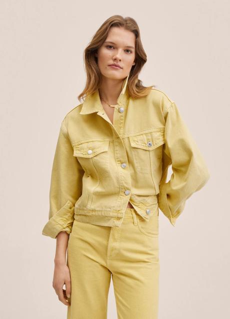 Imagen - Chaqueta corta en denim y amarillo (15,99 euros). Foto: Mango Outlet.