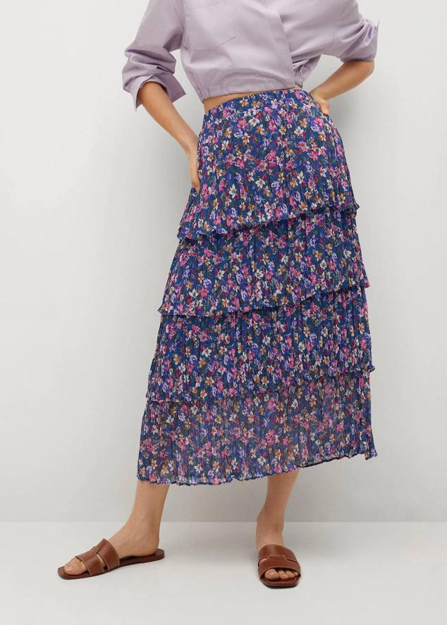 Falda midi en tejido fluido con volantes, tiro alto y cintura elástica, en floral print azul. Está rebajada a 15,99 euros.