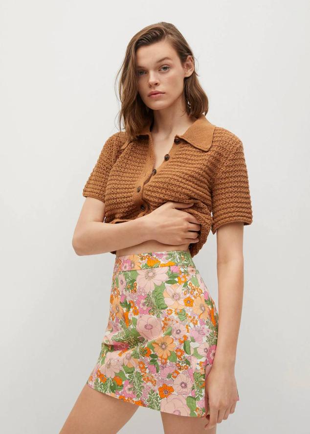 Minifalda con diseño acampanado, tiro alto y estampado de flores retro en rosa, verde y naranja. La conseguirás por 17,99 euros.