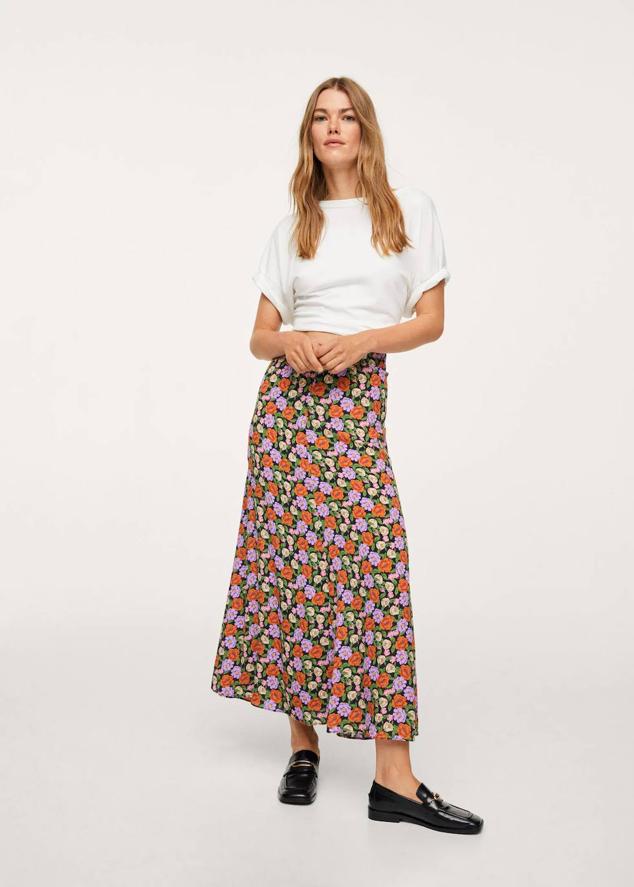 Falda midi en tejido ligero con corte fluido y diseño con vuelo, en estampado floral naranja y morado. Hazte con ella por 13,99 euros.