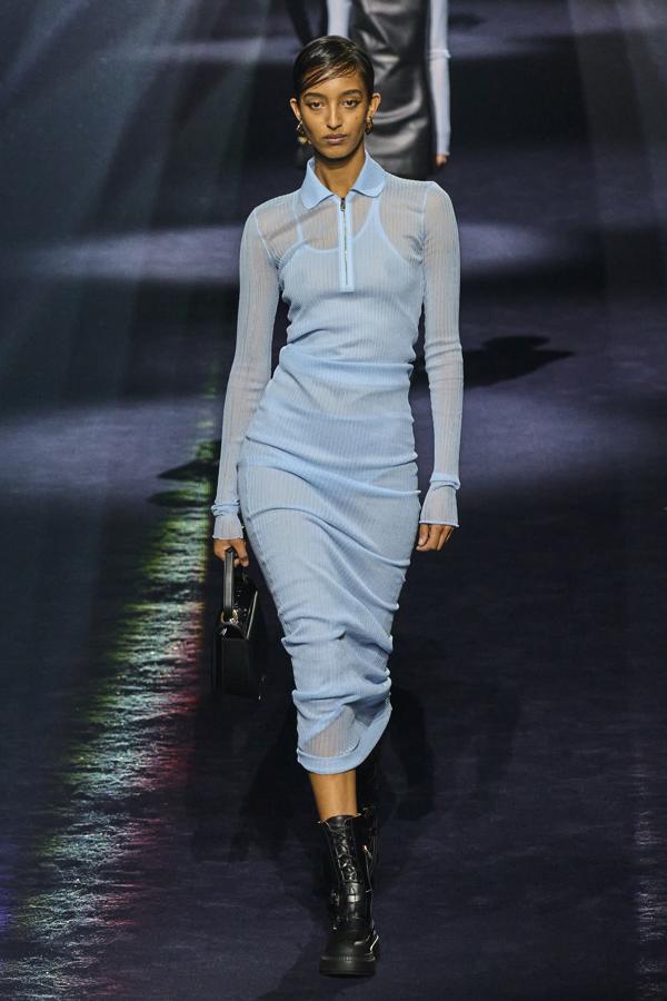 Kim Jones presenta una colección que no olvida los clásicos de Delfina Delettrez Fendi y rinde tributo al pasado, pero sin olvidar el futuro. 