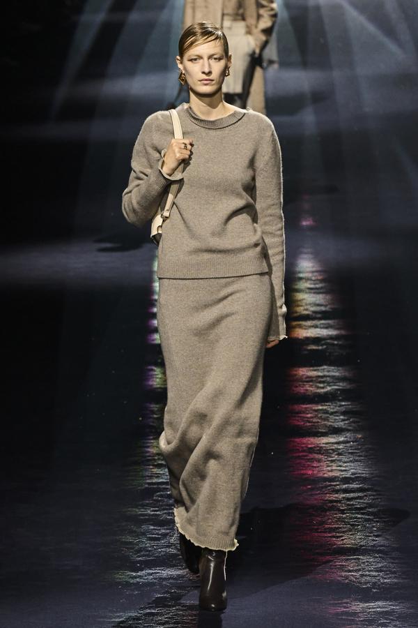 Cabe destacar, que el punto se ha hecho visible en multitud de prendas, sobre todo en tops y jerséis. Básicos indispensables para crear un armario cápsula con el lujo de Fendi. 