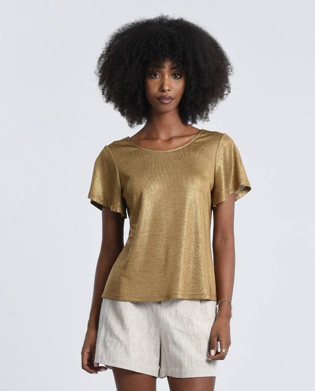 Camiseta en tejido fluido brillante con cuello redondo y manga corta ancha, tono dorado, de Molly Bracken. Cómprala por 47,90 euros.