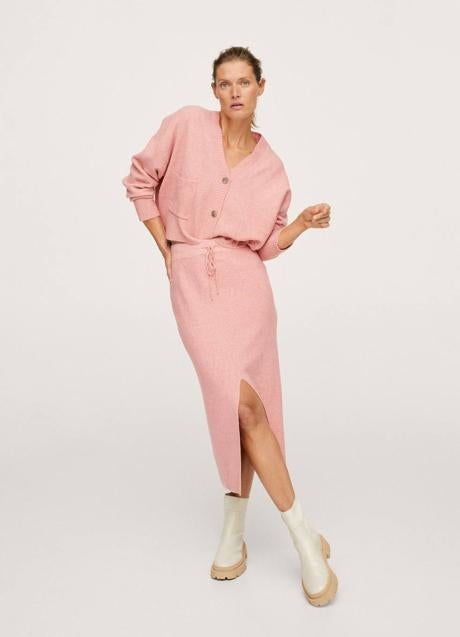 Imagen - Look de punto con chaqueta y falda midi en rosa