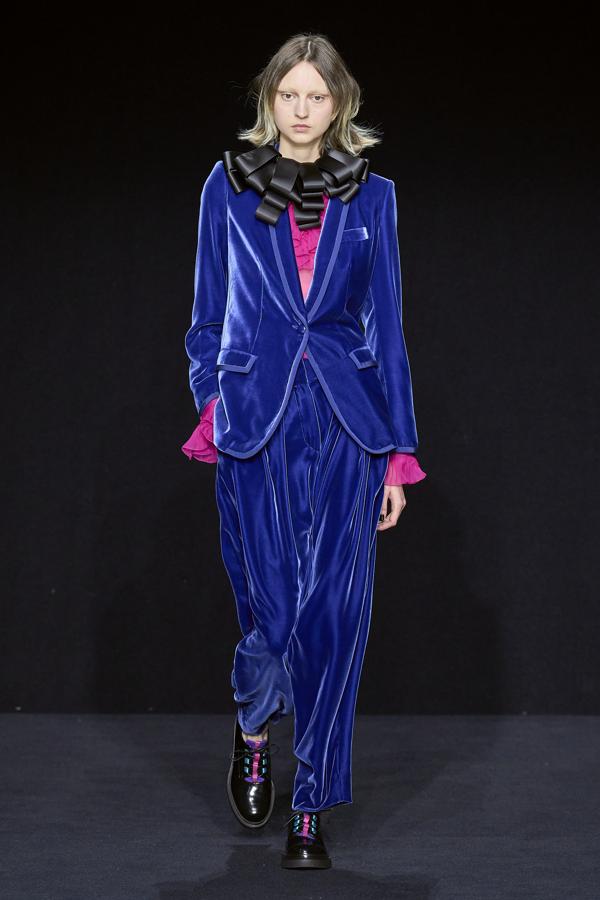 Diseños dedicados al estilo preppy que consiguen remontarnos entre diferentes años como los 50 y los 90. Cabe destacar que toda la colección contiene una atmosfera chic que juega con la fluidez de lo femenino y lo masculino. 