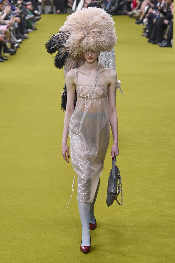 Lo más destacable ha sido la lencería y el uso de la logomania como parte de los archivos de Gucci. Una colección sexi y empoderada que recupera los mejores momentos de la firma. 