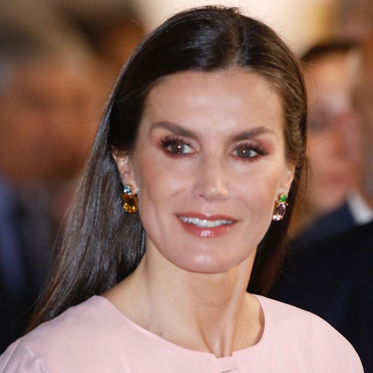 La reina Letizia con pendientes de Cashfana.