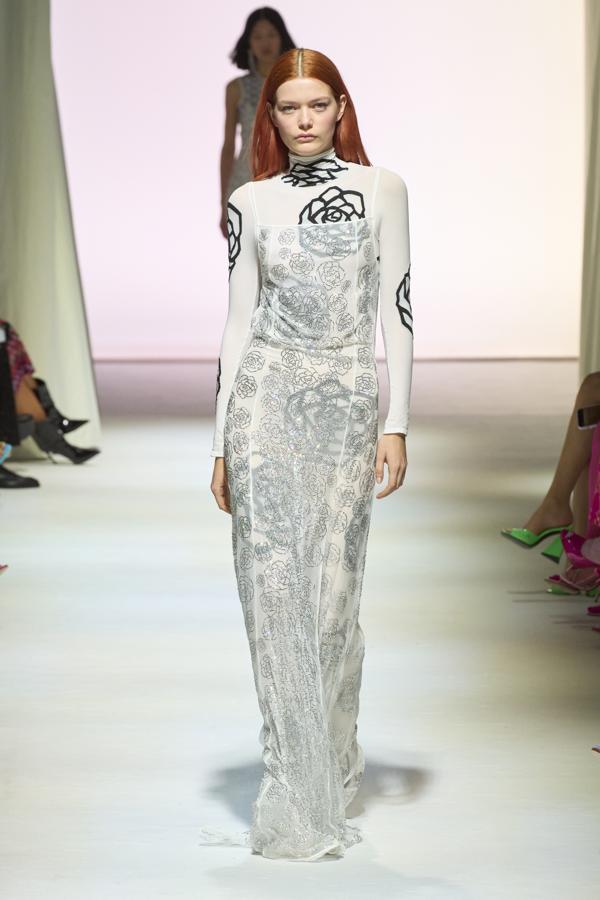 Los estampados geométricos y florales son los predominantes en casi todos los looks, pero siempre mediante múltiples pinceladas de colores vivos. 