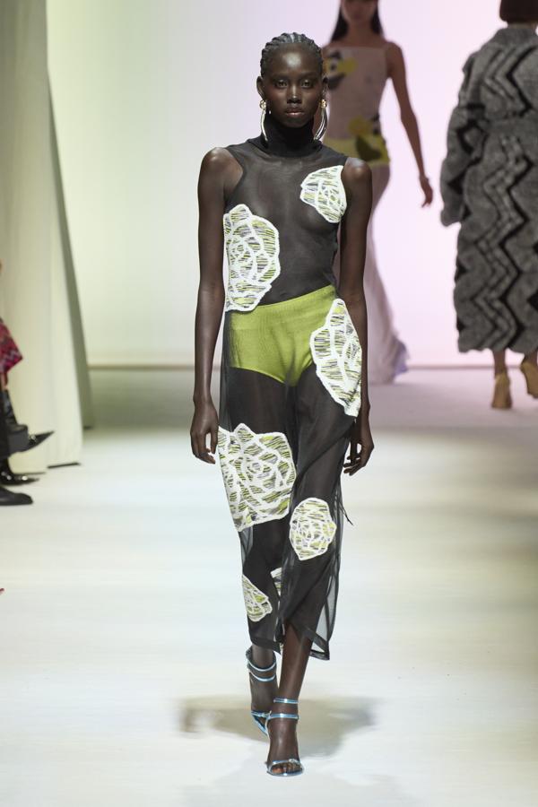 Cabe destacar que las transparencias más sensuales también se han hecho presentes en la pasarela. Un toque chic y atrevido para looks rompedores. 