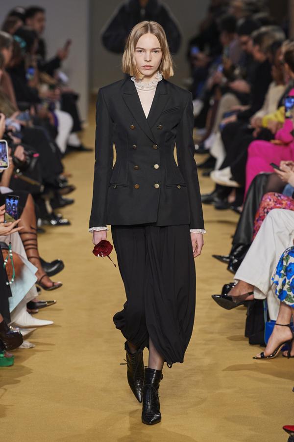 Lorenzo Serafini se basa en el erotismo, pero sobre todo en las mujeres adultas con actitud con una personalidad fuerte. 