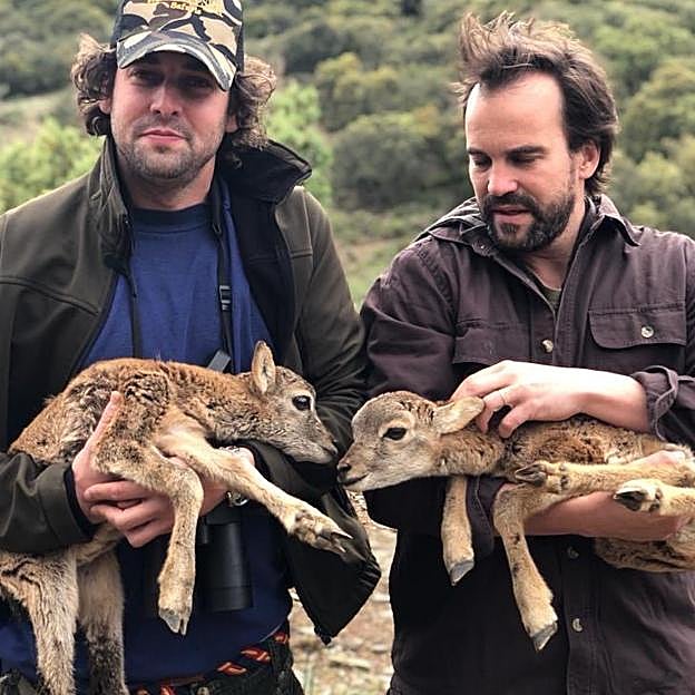 Juan José Franco Suelves y su hermano mayor, Francisco Franco Suelves, hijos de Francis Franco, son aficionados a la caza. Juan José, además, se dedica profesionalmente a ella. 