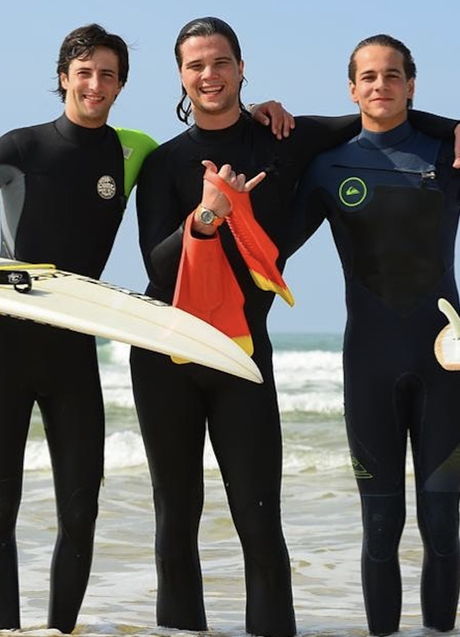 Imagen - Bosco Martínez-Bordiú, flanqueado por dos amigos, practica todo tipo de deportes, incuido el surf. (Foto: INSTAGRAM) 