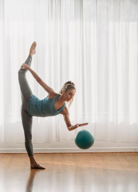 Imagen - Mujer haciendo deporte con pelota/PEXELS
