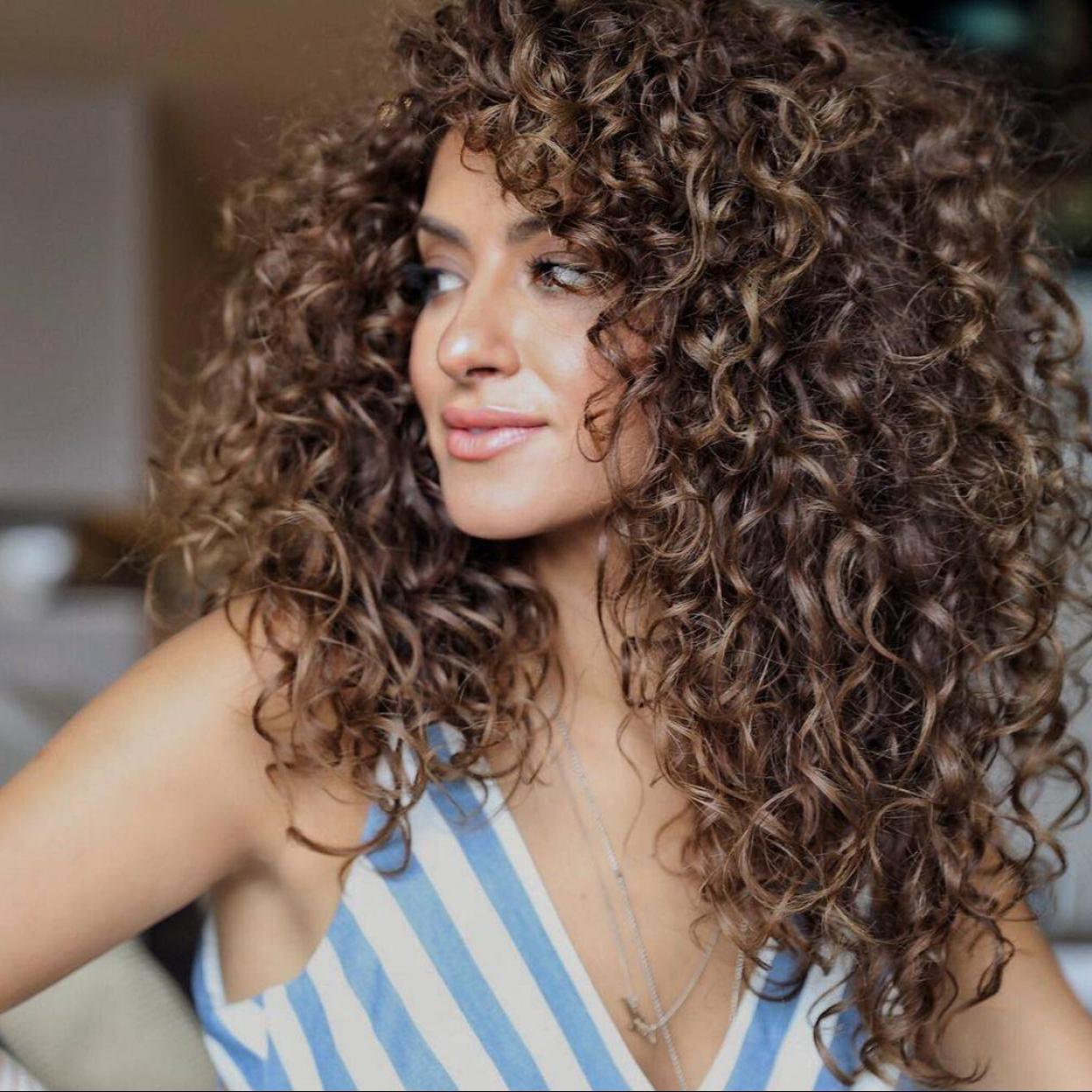 Los rizos bonitos de la influencer se consiguen con extracto de hibisco