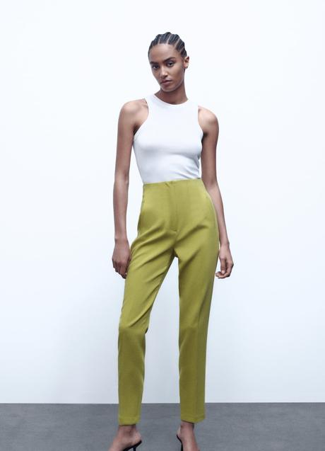 Imagen - Pantalones de vestir con pinzas de Zara, 25,95€.