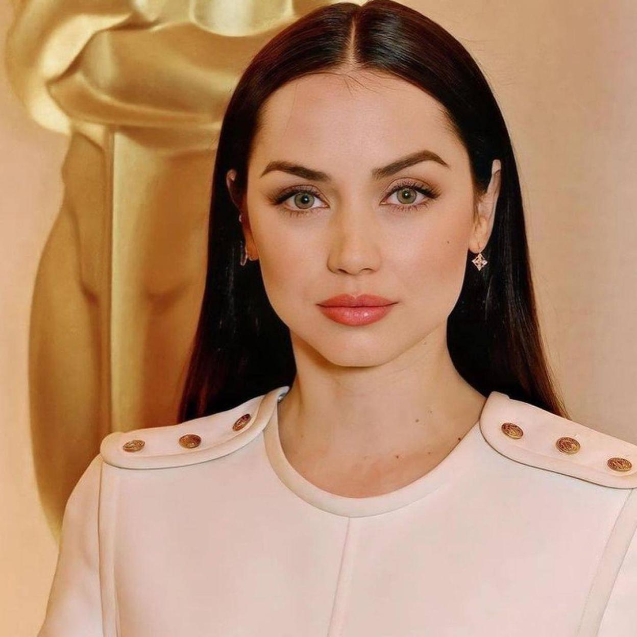 Presume de la tez de porcelana de Ana de Armas con esta base de maquillaje viral