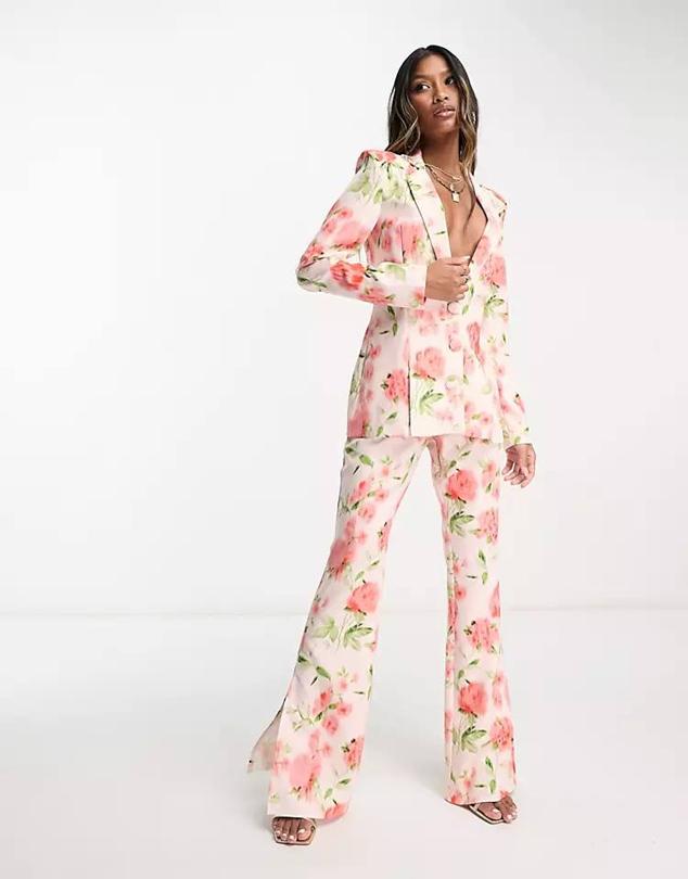 Traje con americana de escote pronunciado y pantalón de campana, en estampado de flores rosas, de Asos. Puedes encontrarlo a 81,99 euros y 56,99 euros.