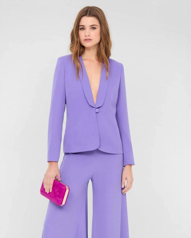 Traje de crepe con blazer tipo smoking y pantalón palazzo, en lila, de Veneno en la piel. Cuesta 149 euros y 125 euros, en El Corte Inglés.