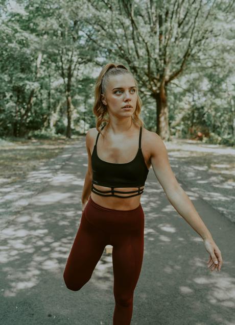 Imagen - Mujer con ropa deportiva haciendo ejercicio/PEXELS
