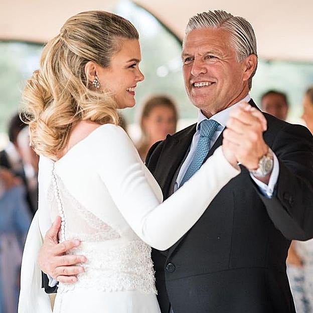 Alejandra Ruiz Rato en su boda junto su padre, Espartaco.
