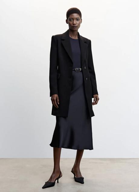 Imagen - Estilismo de Mango con falda midi, jersey y abrigo. Foto: Mango.