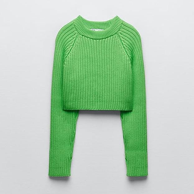 Imagen principal - El jersey de Zara, la camisa de Pomandére y los vaqueros de Ikks.