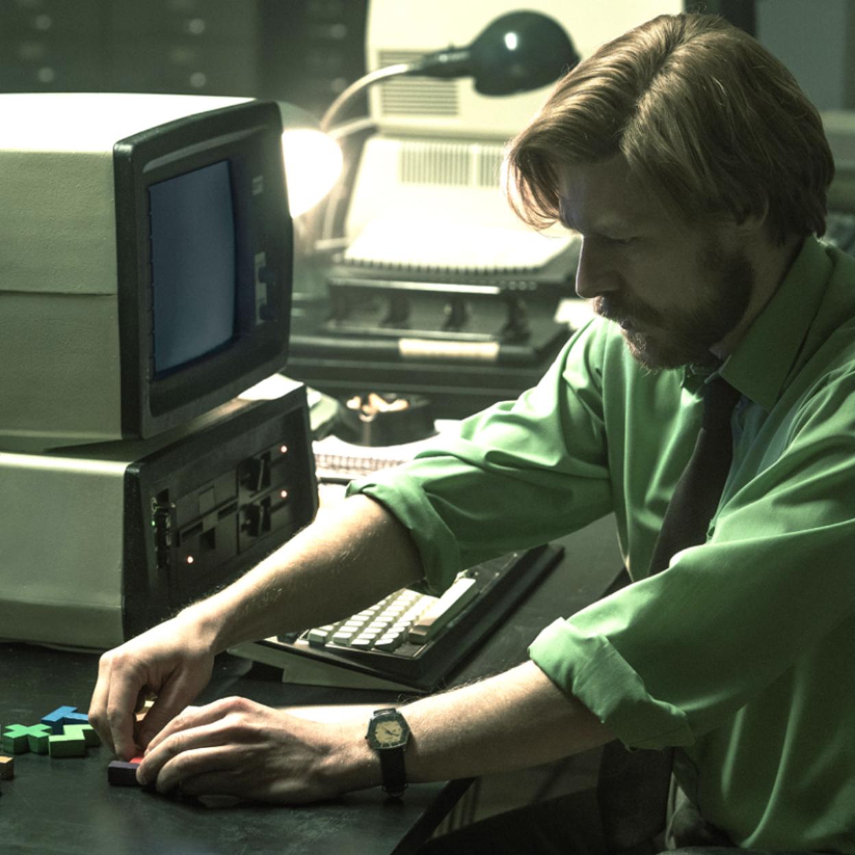 Nikita Efremov interpreta a Alexey Pajitnov, el programador del videojuego Tetris.