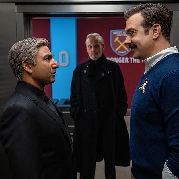 Nick Mohammed y Jason Sudeikis en una imagen de la tercera temporada de Ted Lasso. 
