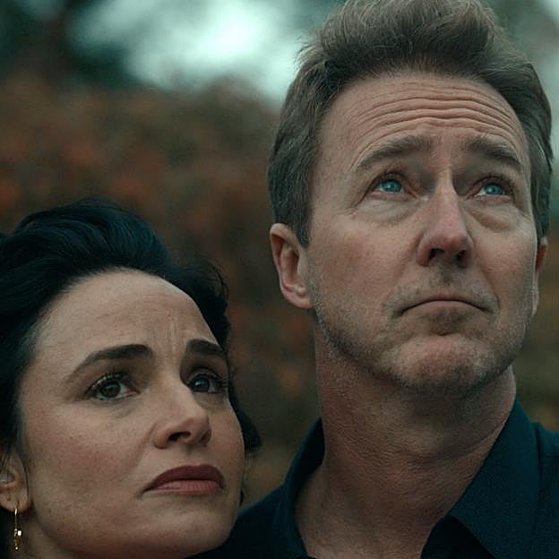 Mia Maestro y Edward Norton en una imagen de Un futuro desafiante.