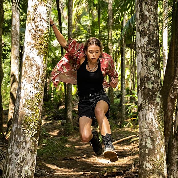 Milly Alcock en una imagen de la segunda temporada de Upright.