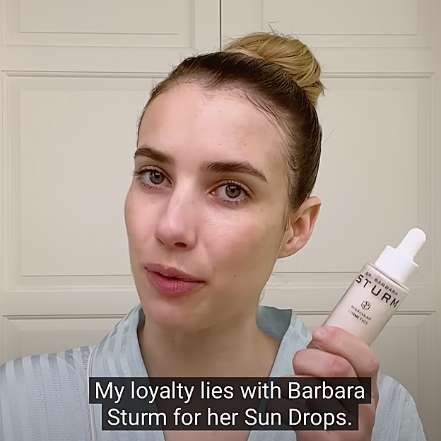 Emma Roberts con el sérum con protector solar de Barbara Sturm.