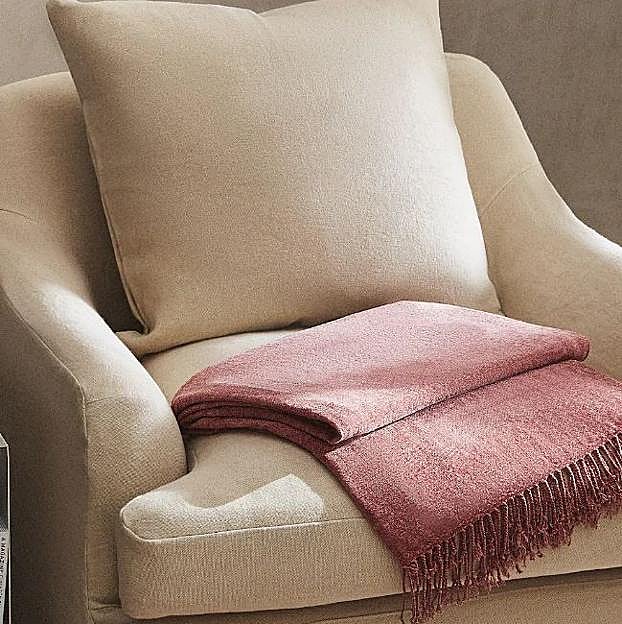 Imagen principal - Mantas de Zara Home, entre 19.99 y 29.99 euros.