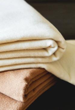 Imagen secundaria 2 - Manta de lana cardada (99 euros); manta de lana y seda (79.99 euros) y manta de cashmere y lana (99 euros), en Zara Home.