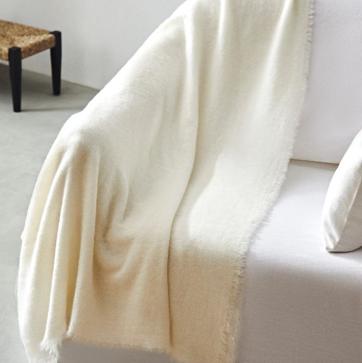 Imagen secundaria 1 - Manta de lana cardada (99 euros); manta de lana y seda (79.99 euros) y manta de cashmere y lana (99 euros), en Zara Home.