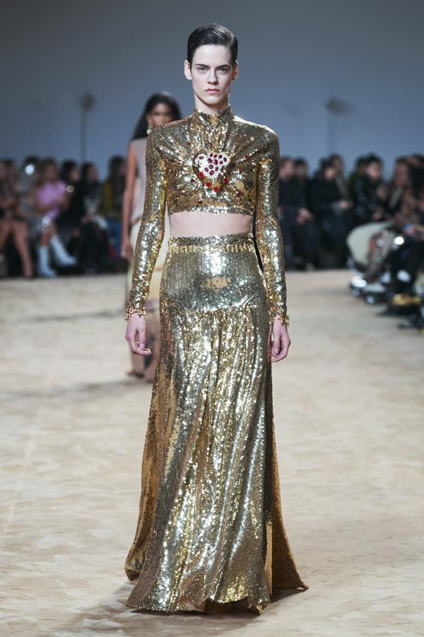 Hace un mes que nos dejó el diseñador Paco Rabanne y esta colección le rinde tributo en todos sus aspectos. Aunque también lo hace con Salvador Dalí. Dos genios unidos por la moda y la extravaganza. 